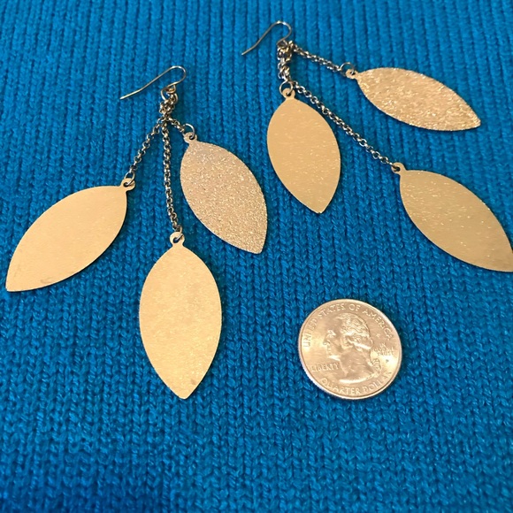 🍂Gold tone dangle leaf earrings🍂 - Picture 3 of 5